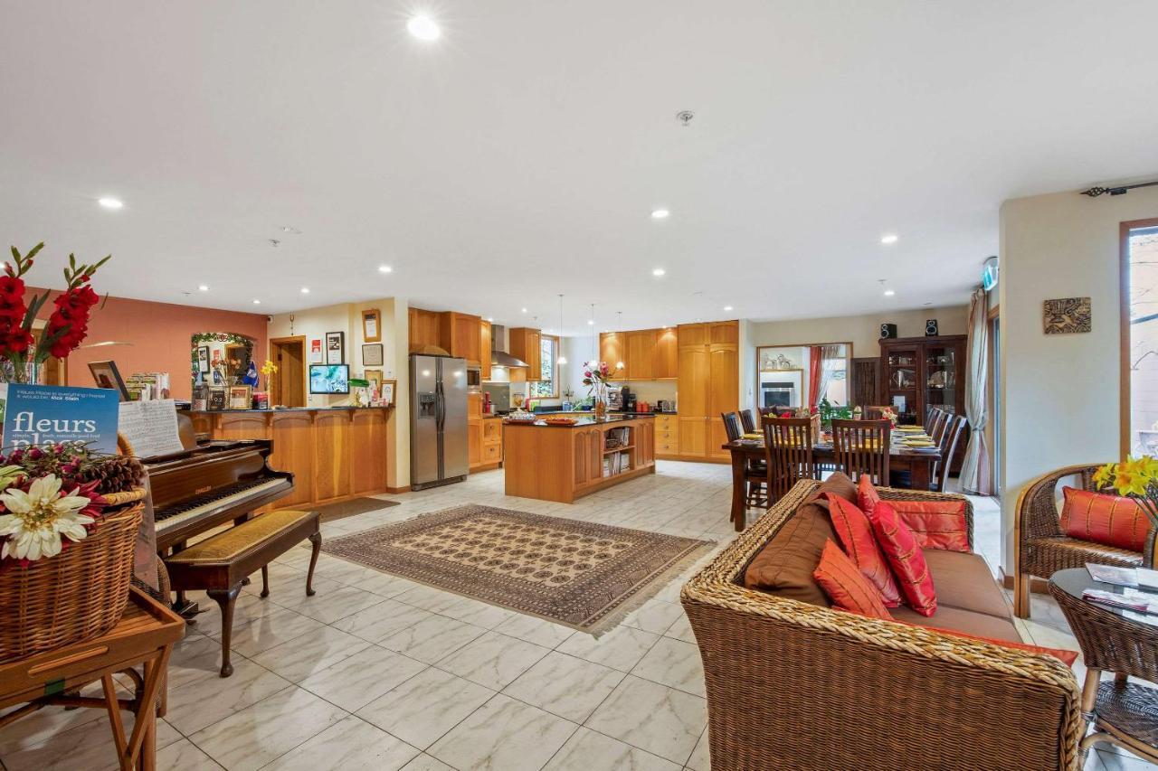 The Classic Villa Christchurch Exterior photo
